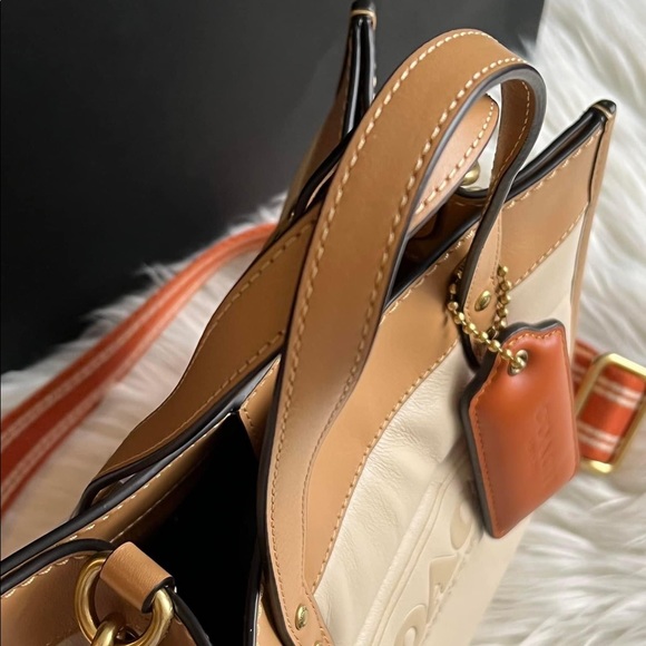 🔆BRAND NEW🔆Coach Field Tote 22 with Colorblock Quilting and Coach Badge - Picture 10 of 12